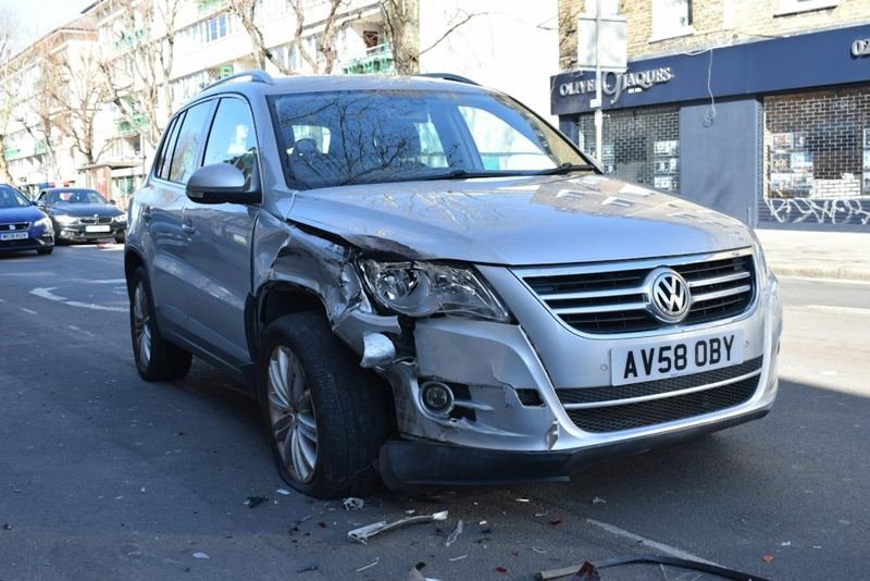 Voiture endommagée après un accident de la route